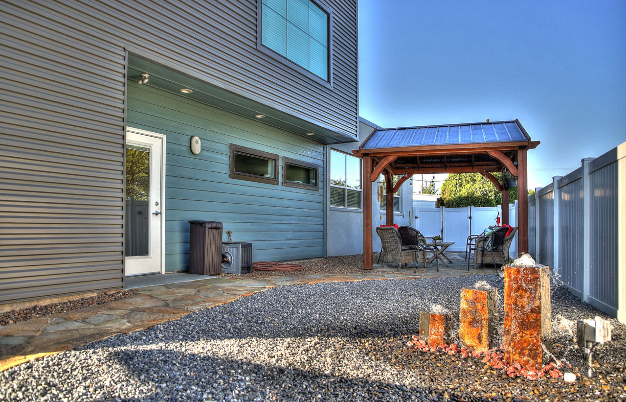 Aloha Behavioral Consultants, metal exterior siding, stucco exterior, pergola with metal roof